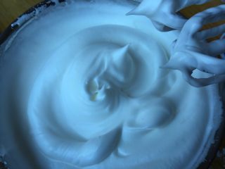 4、缤纷水果奶油蛋糕,蛋清里加入少许的盐，分三次加入糖粉，打发蛋白至干性，此时可以先预热烤箱，115/120度