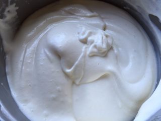 6、缤纷水果奶油蛋糕,蛋糕糊倒入剩余的蛋白霜中，用同样的方式拌匀，如果容器是直角的，最后需要用硅胶刮刀兜底翻拌，避免部分蛋白霜沉底没有被拌匀