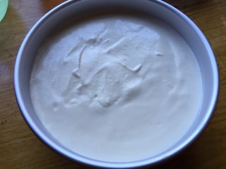 7、缤纷水果奶油蛋糕,蛋糕糊在不高处缓缓地倒入蛋糕模具中，在八分满左右，用橡皮刀将表面抹平后，轻震几下，震出大气泡