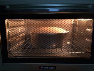 8、缤纷水果奶油蛋糕,放入预热好的烤箱下层，上下火120度，75分钟