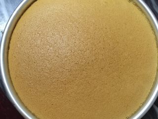 9、缤纷水果奶油蛋糕,出炉摔几下，震出蛋糕里的热气，马上倒扣