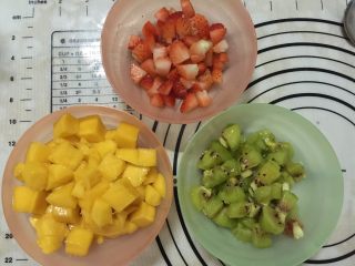 11、缤纷水果奶油蛋糕,芒果、奇异果和草莓分别切粒