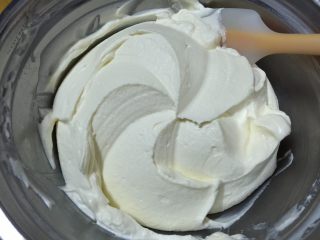 12、缤纷水果奶油蛋糕,奶油中加入100g糖粉，打发至9分发（可分两份500g打发）