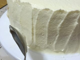 16、缤纷水果奶油蛋糕,取一圆勺，底部接触蛋糕，从侧面的底部开始向上划，直到整个层面都处理好