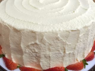 19、缤纷水果奶油蛋糕,切小块的草莓做底部围边