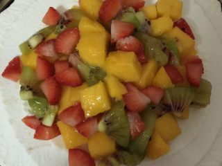 20、缤纷水果奶油蛋糕,其余切粒的水果放在表面的中间