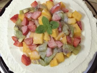 21、缤纷水果奶油蛋糕,最后散上糖粉即可