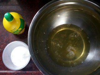 1、巧克力淋面蛋糕,5个蛋清，加入4克柠檬汁，2克盐，搅打至粗泡状态。