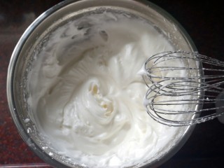 2、巧克力淋面蛋糕,分三次加入66克细砂糖，打发至偏硬性发泡，放置一旁备用。