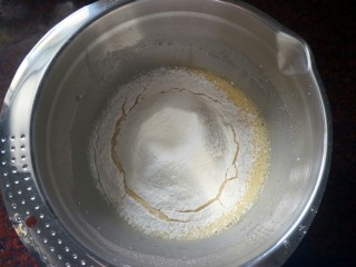 4、巧克力淋面蛋糕,筛入低筋粉。