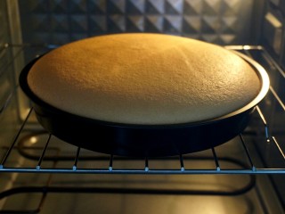 8、巧克力淋面蛋糕,放入预热好的烤箱中层，上下火180度烤15分钟出炉，出炉后倒扣冷却。