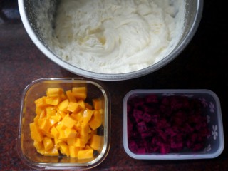 9、巧克力淋面蛋糕,500克淡奶油加入50克细砂糖，打发至硬性发泡，放入冰箱冷藏备用。芒果，火龙果切粒备用。