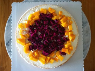 10、巧克力淋面蛋糕,取一片蛋糕体，抹上一层淡奶油，然后铺上水果。