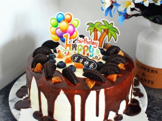 15、巧克力淋面蛋糕,将巧克力甘纳许淋到蛋糕边上（注意量，别淋太多），最后用奥利奥、蓝莓、果脯等装饰即可。