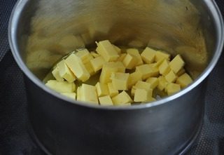 2、坚果酥饼,黄油室温融化(冬天天气冷,室温融化好慢甚至很难,我都是用热水融化后放入冷冻室两分钟)