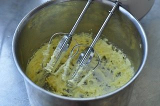 4、坚果酥饼,融化的黄油加糖打膨胀发白