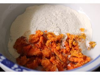 3、双薯花卷,去皮的红薯压成泥状、加上350克面粉用酵母水和成面团、以此类推、紫薯也是这样操作