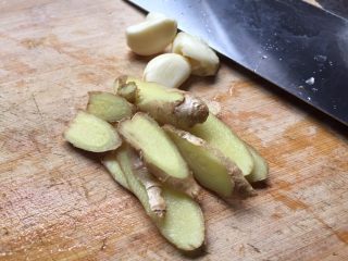 3、萝卜骨头汤,生姜、蒜，切片；