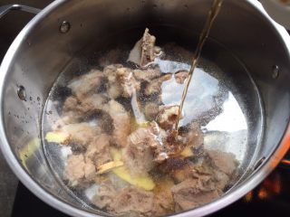 8、萝卜骨头汤,再加入生抽；