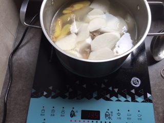 11、萝卜骨头汤,待煮开后；加入白萝卜；