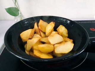 5、圆土豆+香煎土豆,油热后，将沥干水分得土豆放入，小火