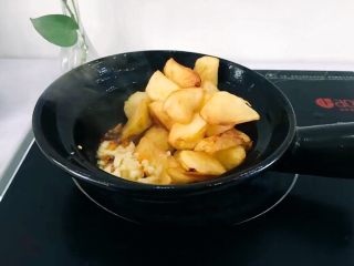 6、圆土豆+香煎土豆,将切好的大蒜末放入爆香