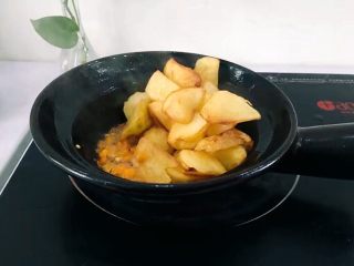 7、圆土豆+香煎土豆,土豆煎至两面金黄时将辣椒放入