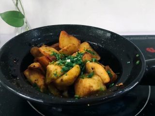 11、圆土豆+香煎土豆,将小葱末撒上颠锅，使葱末均匀