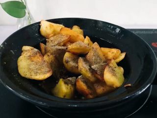 9、圆土豆+香煎土豆,撒适量的椒盐粉