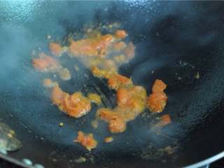 2、圣诞老人便当,西红柿汆烫后剥皮，放入油锅中炒至出汁