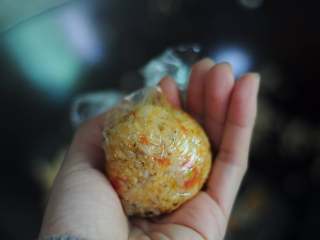 5、圣诞老人便当,包起来，裹圆，用力揉紧