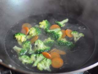 6、圣诞老人便当,胡萝卜切片，西兰花掰成小朵，清洗干净和和胡萝卜片放入沸水中汆烫，捞出沥干水