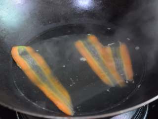 7、圣诞老人便当,长条状的胡萝卜片也汆烫好备用