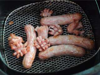 8、圣诞老人便当,取一根香肠，切成三段，在一端切井字花刀,和其他香肠一起放入炸锅，220度烤8分钟即可