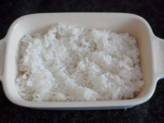 10、圣诞老人便当,将剩余的米饭摆放在盘子里