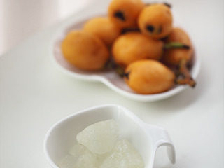 2、枇杷柚子百合饮,挨个把皮全去掉后放入干净的碗中备用