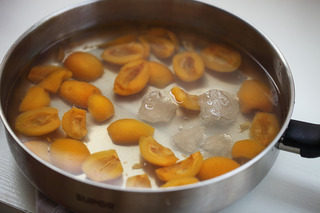 9、枇杷柚子百合饮,把冰糖加入继续煮至枇杷软