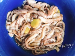 2、再也不用出门去排队买的香辣鱿鱼须（烤箱版）,静置50分钟左右。