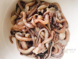 3、再也不用出门去排队买的香辣鱿鱼须（烤箱版）,捞出腌制好的鱿鱼须，再次沥干水分。
