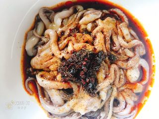 4、再也不用出门去排队买的香辣鱿鱼须（烤箱版）,依次倒入豆豉油辣椒、生抽、黑胡椒粉（根据个人口味添加，研磨两三下即可）、孜然粉（大概是黑胡椒粉的2倍，孜然粉多一些烧烤味道更香浓）。