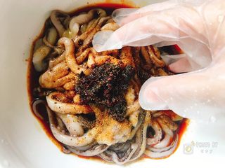 5、再也不用出门去排队买的香辣鱿鱼须（烤箱版）,再次戴上一次性手套抓拌均匀。