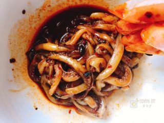 6、再也不用出门去排队买的香辣鱿鱼须（烤箱版）,再次抓拌均匀。