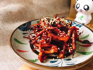 9、再也不用出门去排队买的香辣鱿鱼须（烤箱版）,摆盘，撒上熟的白芝麻，享用吧！