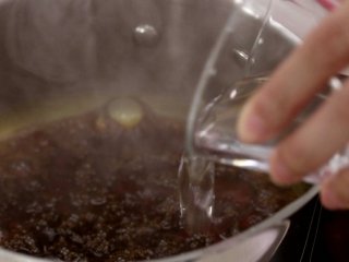 8、焦糖布丁,焦糖的颜色要控制好,像这样子变成褐色了就差不多了,我们离火晃动一下,然后把另一份25克的热水一次性倒入焦糖中,倒进去的时候糖水会飞溅,倒进去之后我们晃动锅子,混合均匀,那这个焦糖就完成了