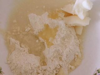 1、一口酥,油皮所需材料全部混合揉成面团后放入厨师机揉出手套膜（手揉也可，就是时间长些）