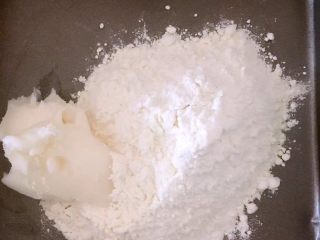 2、一口酥,油酥材料混合揉成团