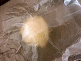 3、一口酥,油皮、油酥揉好后盖上保鲜膜醒30分钟