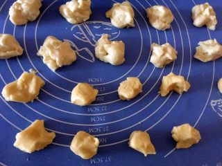 4、一口酥,油皮，油酥均匀分成20等份