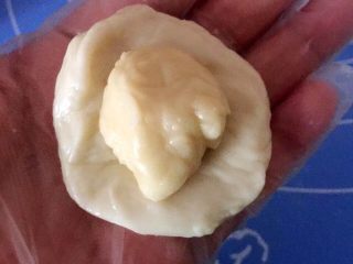 5、一口酥,油皮按扁放上一个油酥