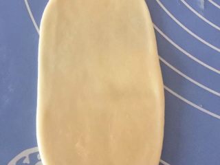 7、一口酥,擀成牛舌状（椭圆形）